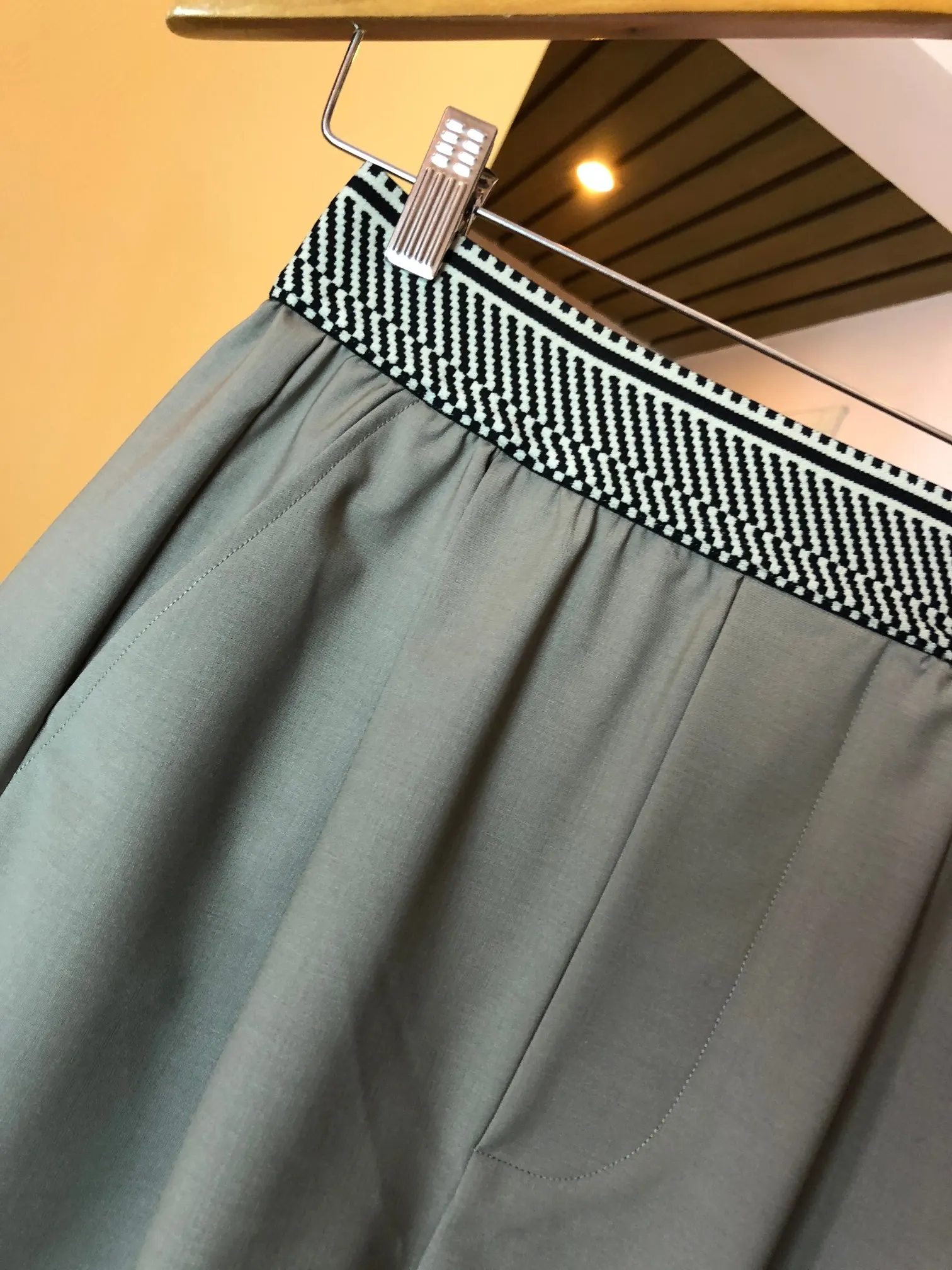 Нови леки вълнени спортни къси панталони със свободна ширина и висока талия, които могат да се перат в машина